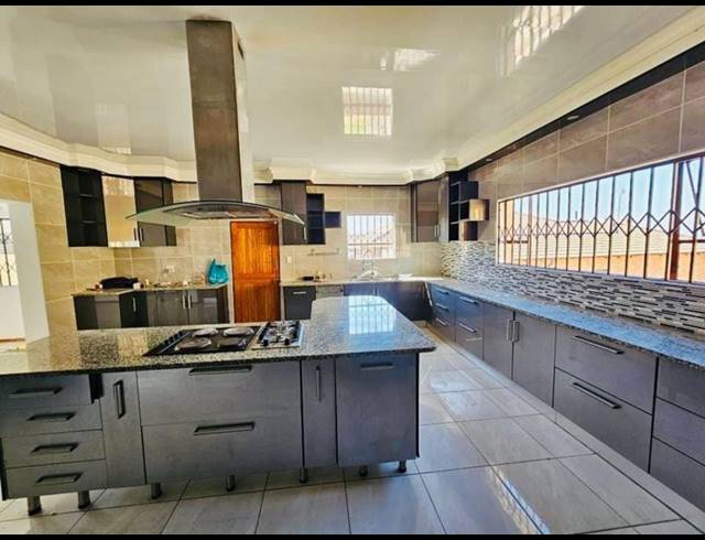 4 BEDROOM FREEHOLD TO LET IN MODEL PARK